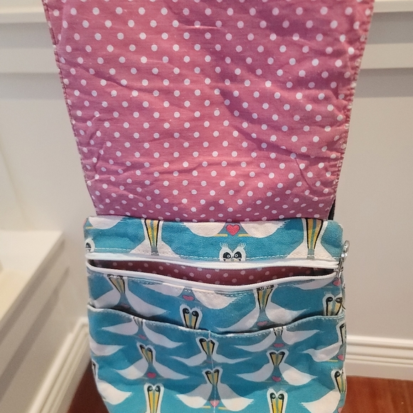 Bungalow 360 crossbody with adorable pelican print - Picture 5 of 10